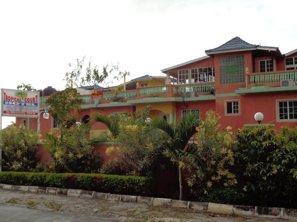 Tropical Court Hotel Montego Bay Buitenkant foto