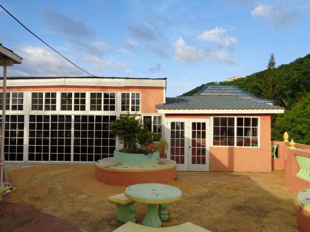 Tropical Court Hotel Montego Bay Buitenkant foto