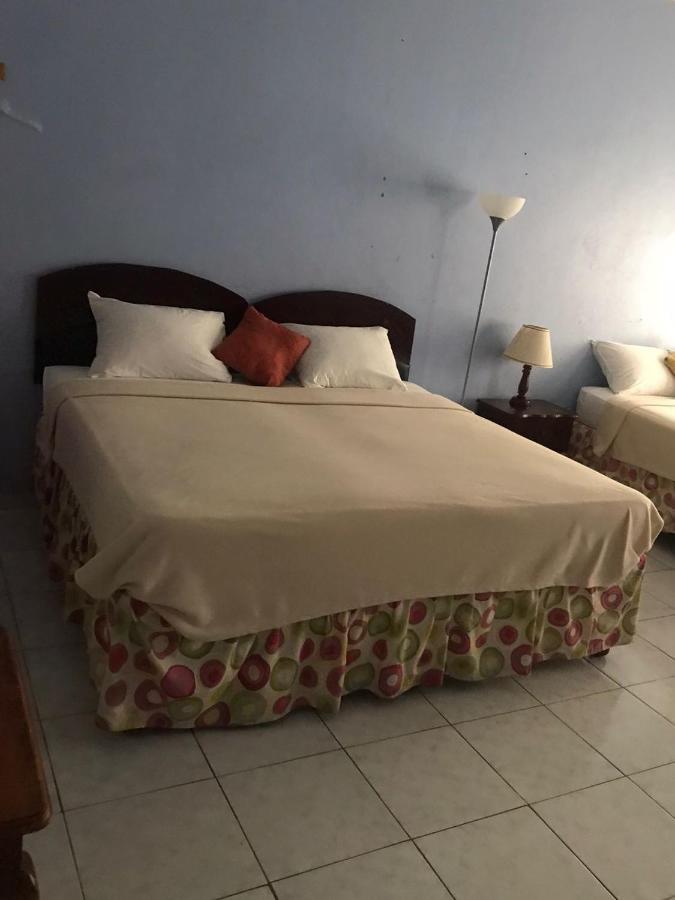 Tropical Court Hotel Montego Bay Buitenkant foto