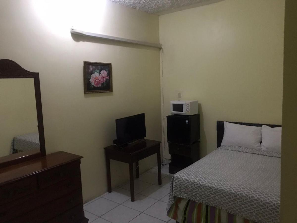 Tropical Court Hotel Montego Bay Buitenkant foto