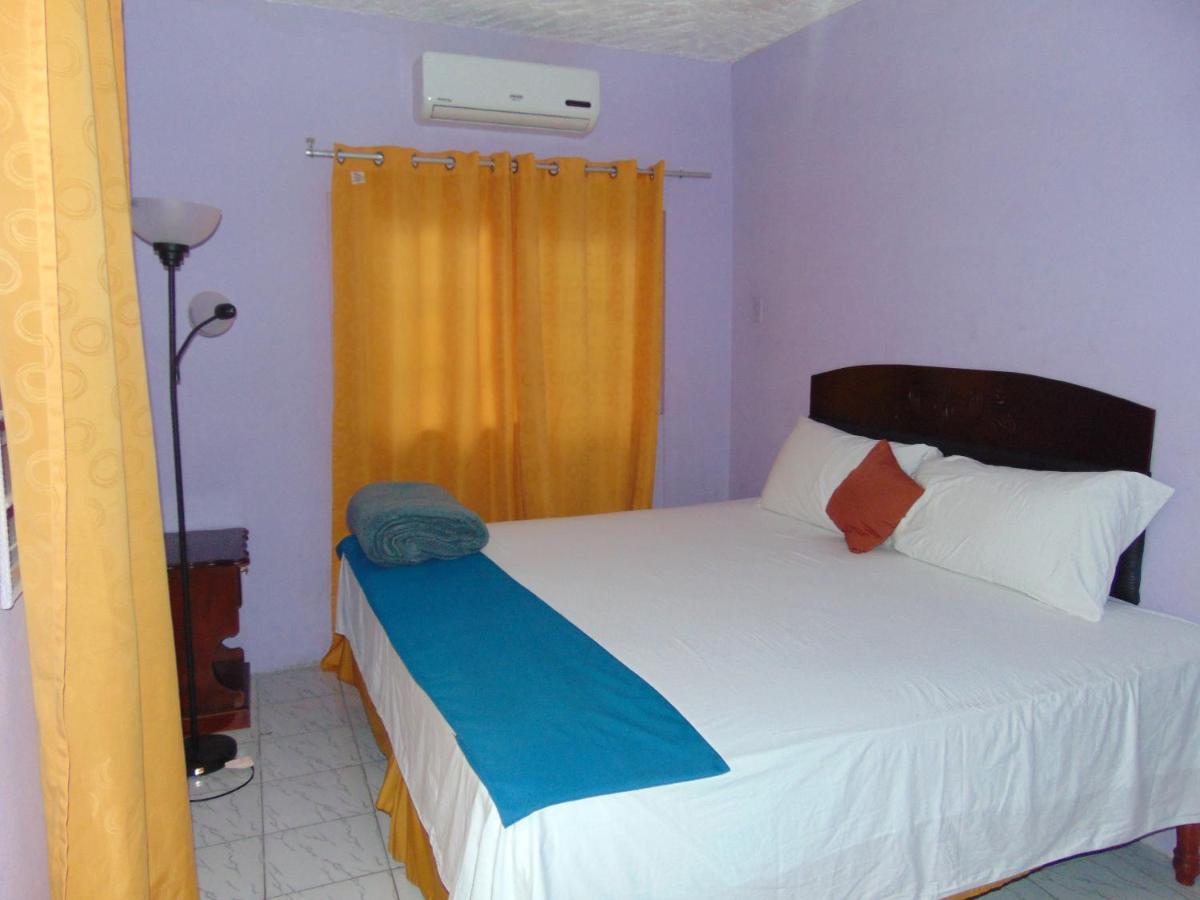 Tropical Court Hotel Montego Bay Buitenkant foto