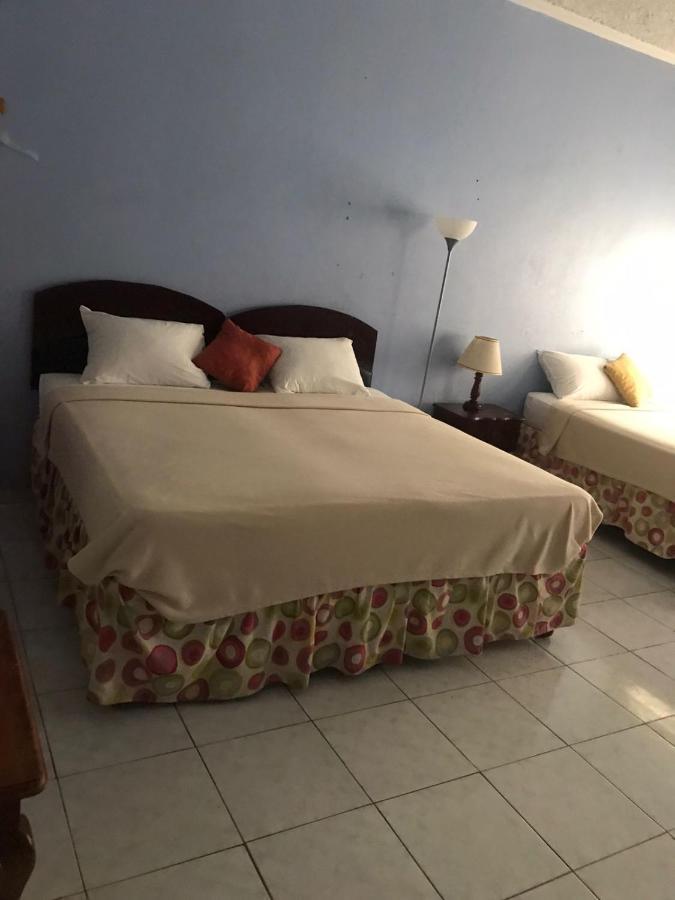 Tropical Court Hotel Montego Bay Buitenkant foto