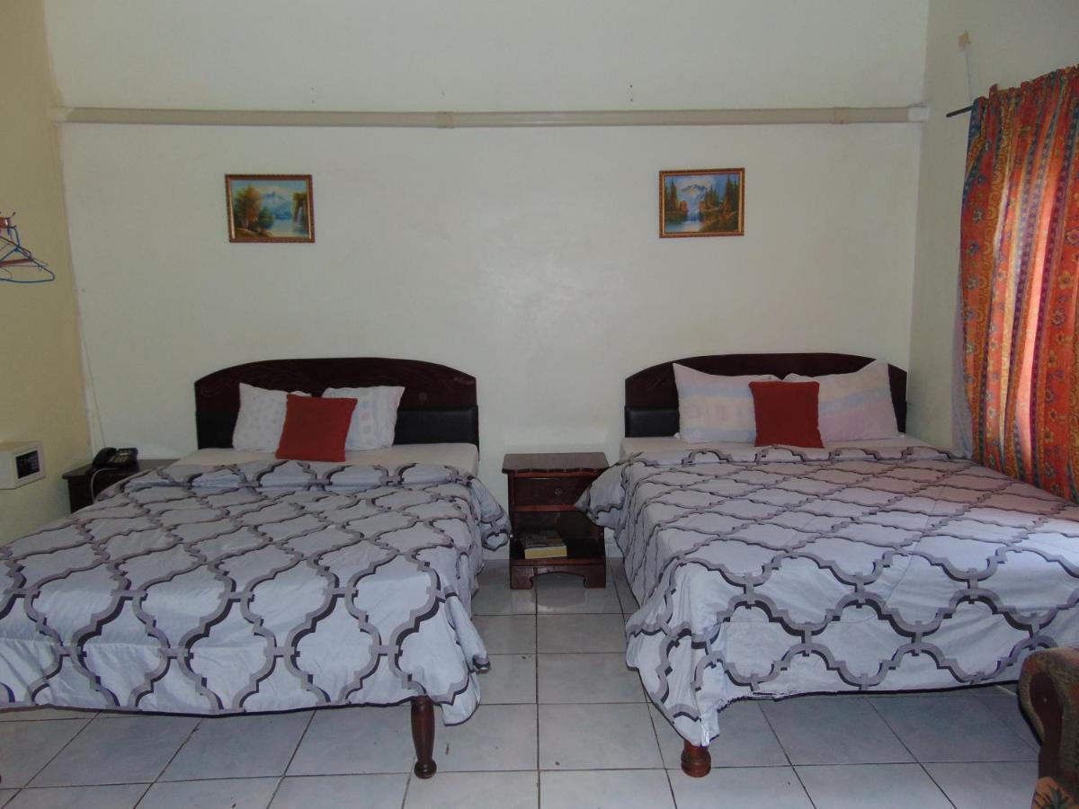 Tropical Court Hotel Montego Bay Buitenkant foto