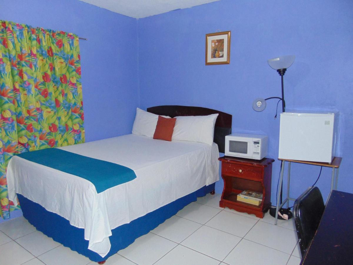 Tropical Court Hotel Montego Bay Buitenkant foto