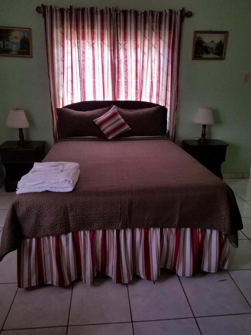 Tropical Court Hotel Montego Bay Buitenkant foto
