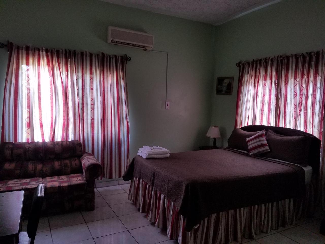 Tropical Court Hotel Montego Bay Buitenkant foto