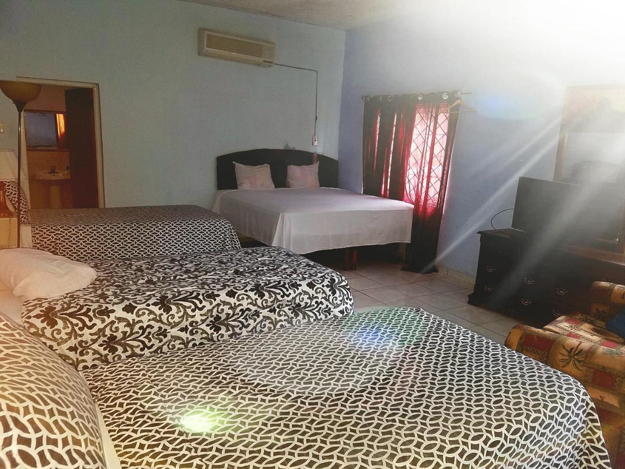 Tropical Court Hotel Montego Bay Buitenkant foto