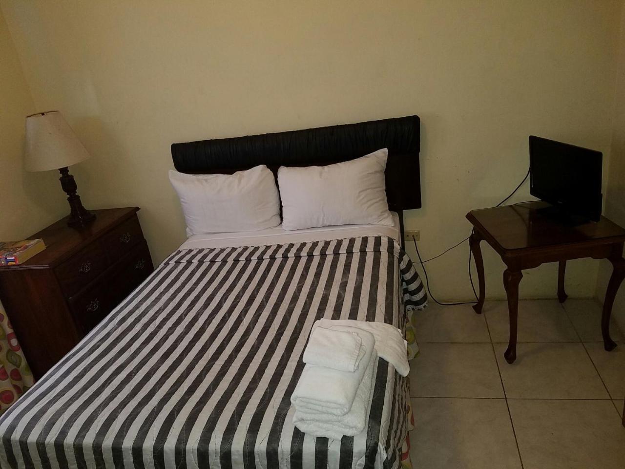 Tropical Court Hotel Montego Bay Buitenkant foto