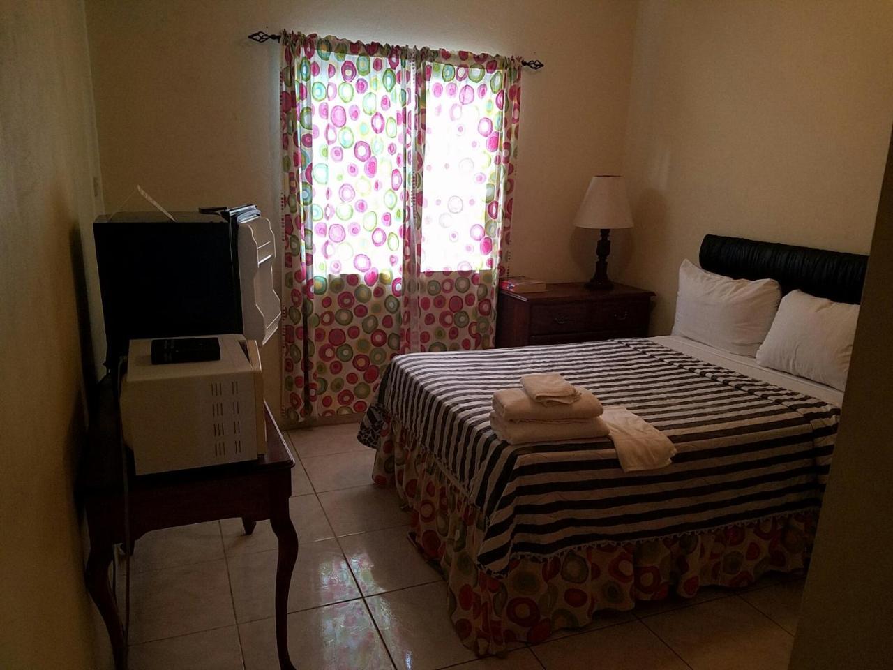Tropical Court Hotel Montego Bay Buitenkant foto
