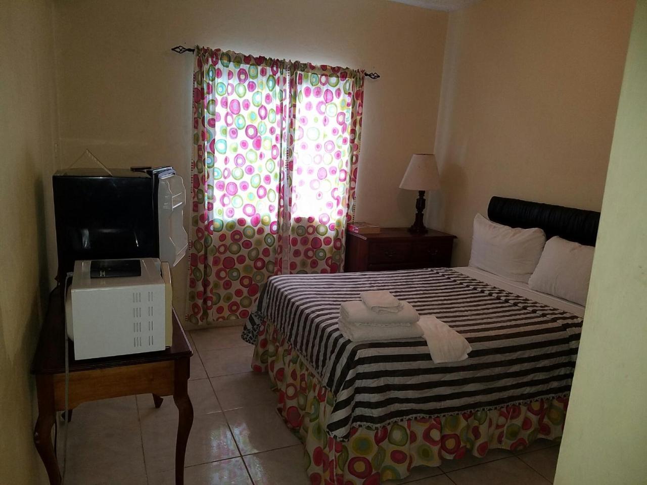 Tropical Court Hotel Montego Bay Buitenkant foto