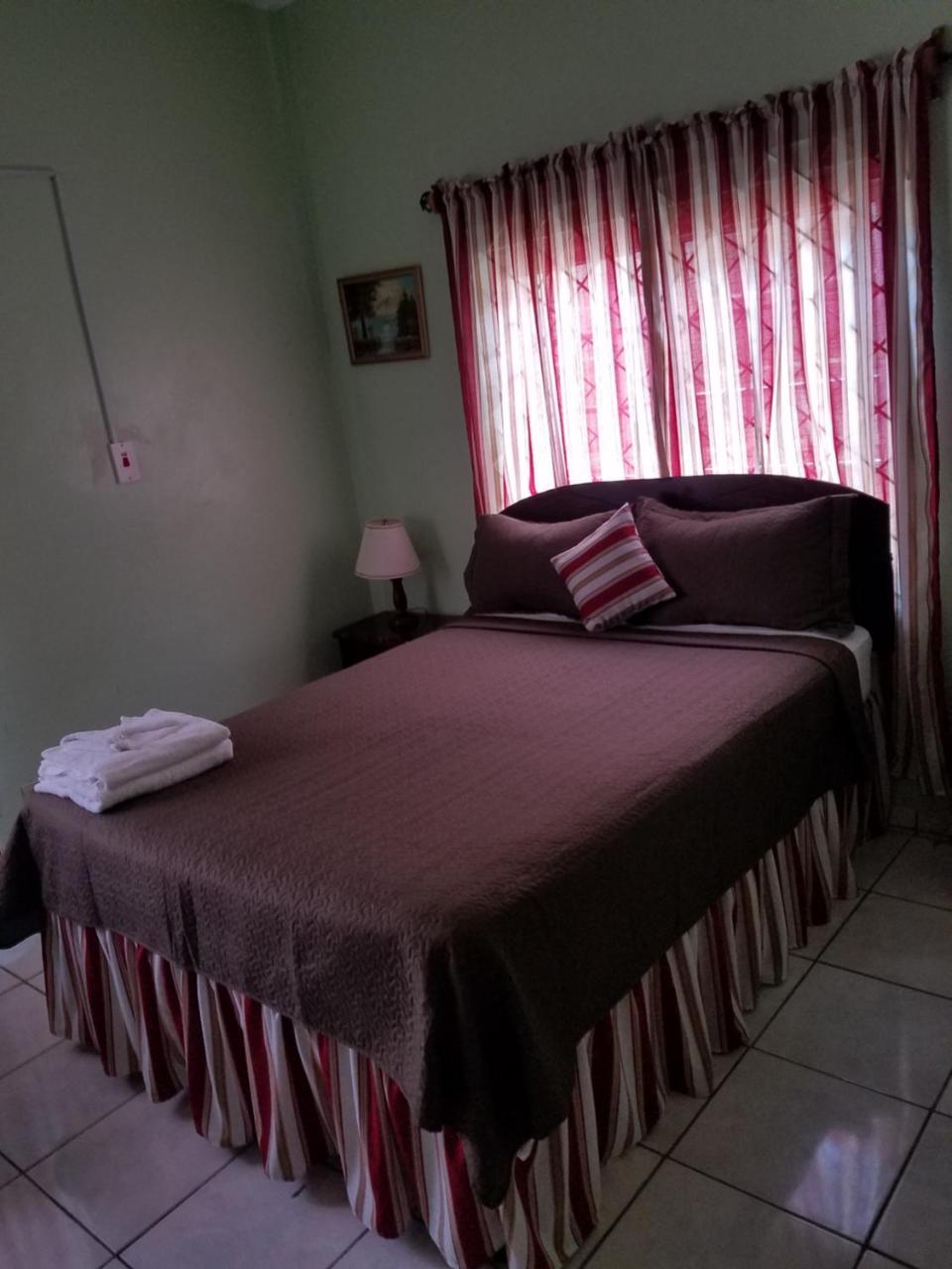 Tropical Court Hotel Montego Bay Buitenkant foto
