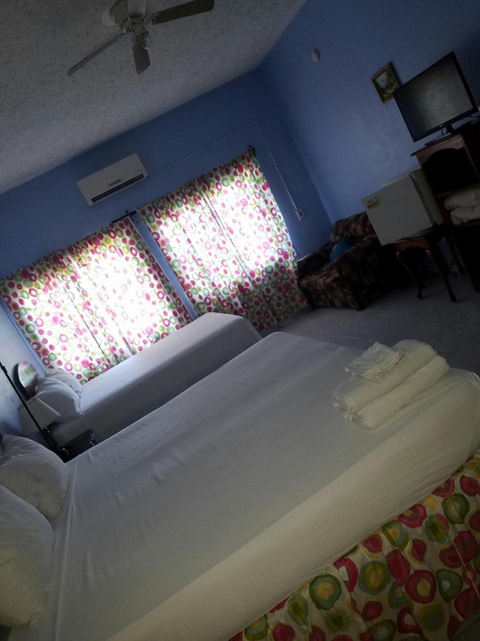 Tropical Court Hotel Montego Bay Buitenkant foto