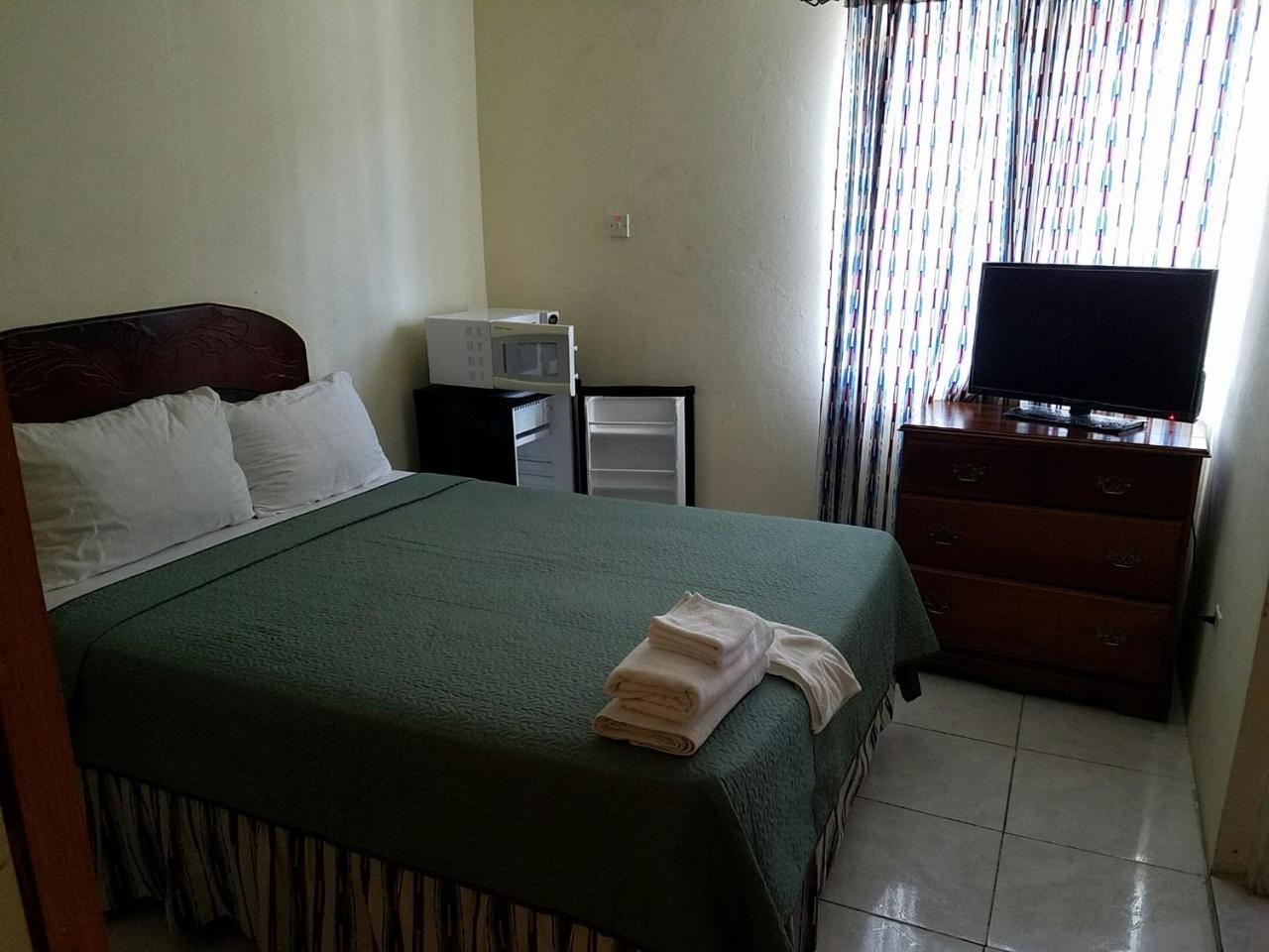 Tropical Court Hotel Montego Bay Buitenkant foto