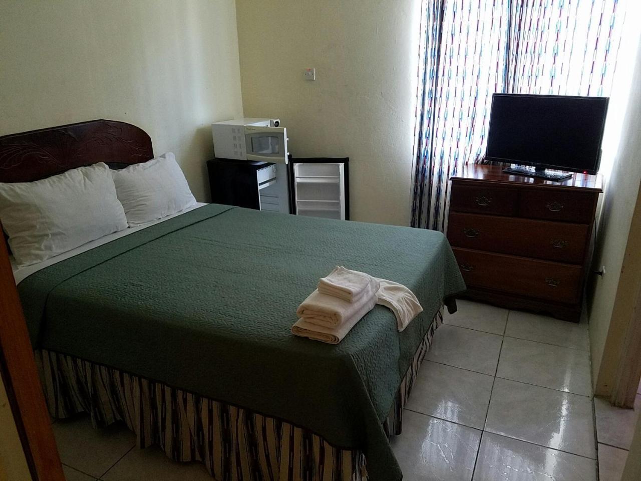 Tropical Court Hotel Montego Bay Buitenkant foto