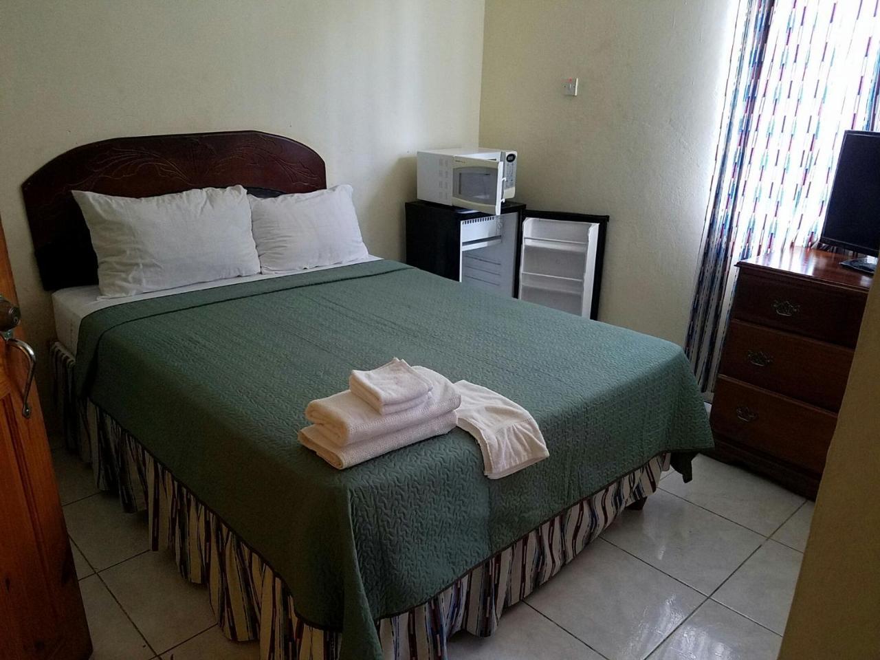 Tropical Court Hotel Montego Bay Buitenkant foto
